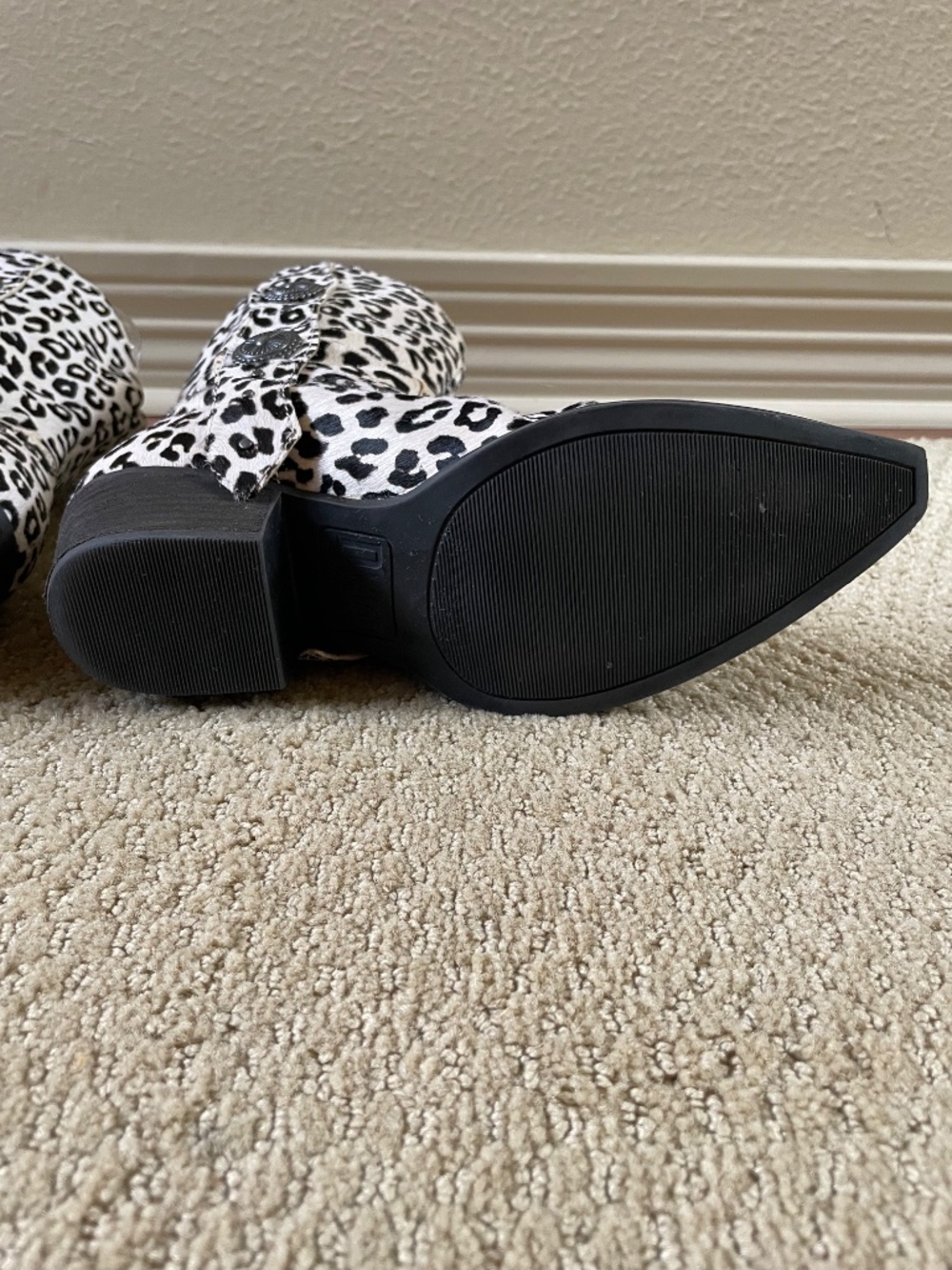 Sexy Dingo “Snow Leppard” Hair-on-Hide Cowboy Boots (8) - Picture 8 of 14